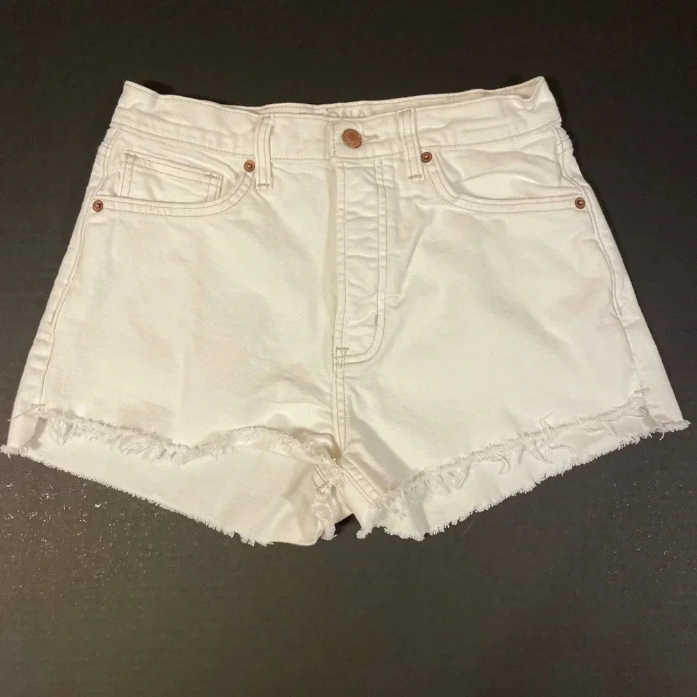 Arizona Jean Co. white denim hi-rise Jean shorts size 7